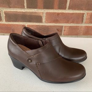 Like new Clarks brown leather chunky heel clogs